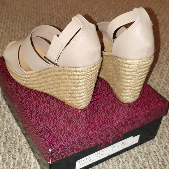 NIB REFRESH Vegan Leather 7 Taupe Wedges - Picture 3 of 6